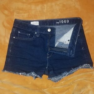 Slim cut off gap shorts